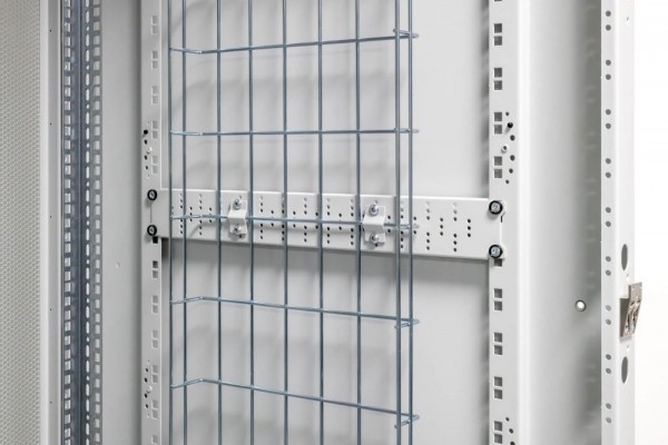 Triton 19"zbh.Drahtkabelführungsrinne incl. Mont.leisten, 42/45/47HE Tiefe 1000, schwarz für RMA-N1/RZA-N1/RTA/RYA/RDA, Rinne 300x50,